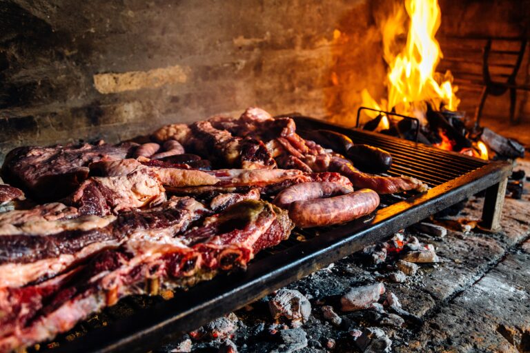 El asado de las fiestas, un clásico en crisis: el precio de la carne es el más alto en 15 años