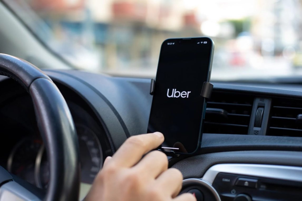 Busca al Uber al que su abuelo pagó $61.000: “No pudo identificar entre un billete de $2.000 y $20.000”