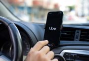 Busca al Uber al que su abuelo pagó $61.000: “No pudo identificar entre un billete de $2.000 y $20.000”