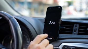 Busca al Uber al que su abuelo pagó $61.000: “No pudo identificar entre un billete de $2.000 y $20.000”