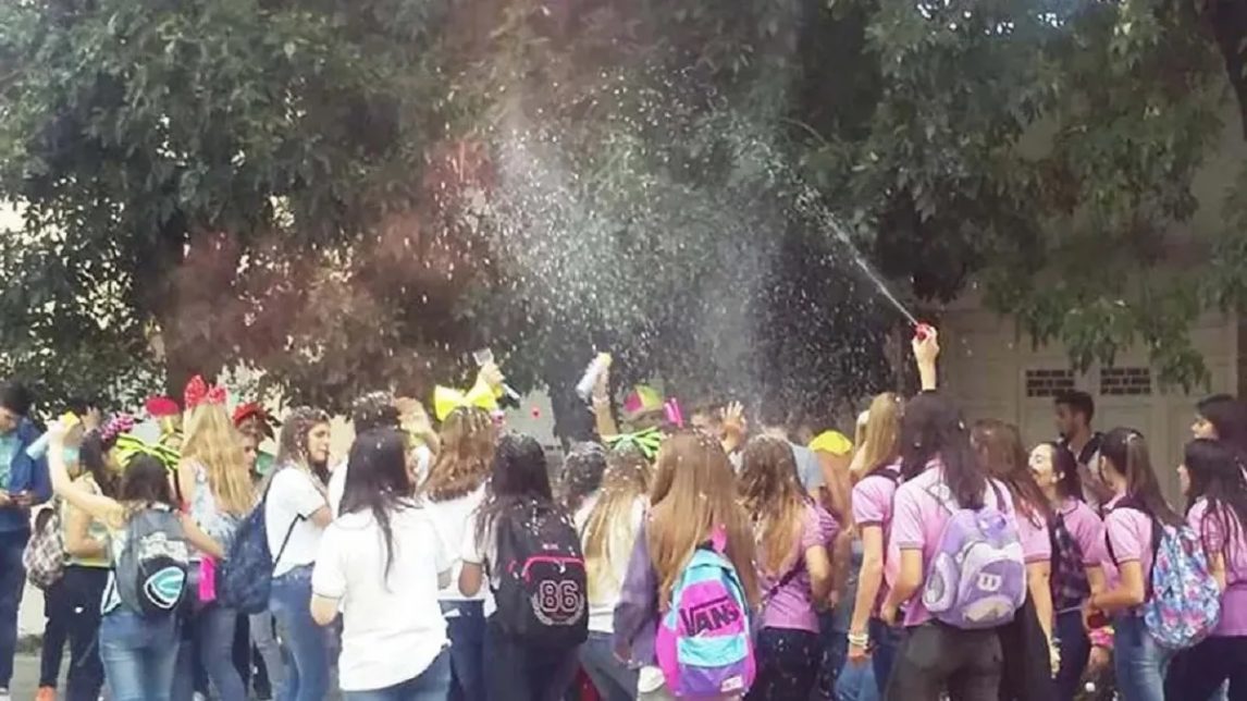 Alumnos causan molestias durante un festejo por el “último día de clases” y terminan limpiando la vereda
