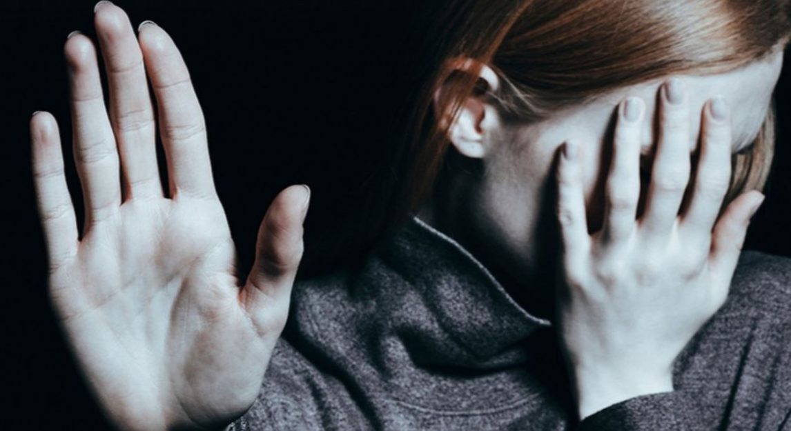 Terrible agresión: Le voló la dentadura postiza a su pareja con un golpe de puño