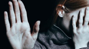 Terrible agresión: Le voló la dentadura postiza a su pareja con un golpe de puño