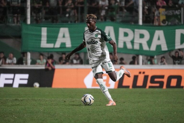 Sarmiento venció a Banfield y logró el primer triunfo en el Torneo Apertura