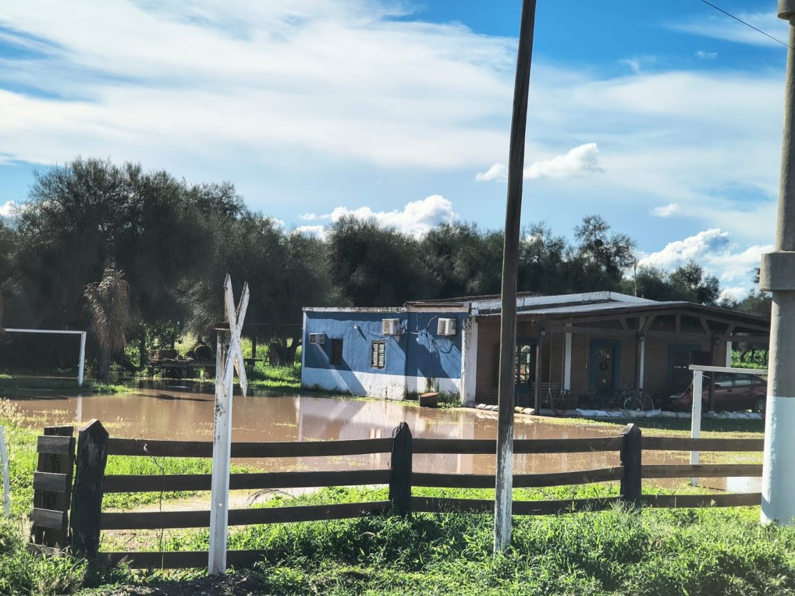 Crecida del Río Dulce: viviendas y caminos afectados en El Charco y alrededores