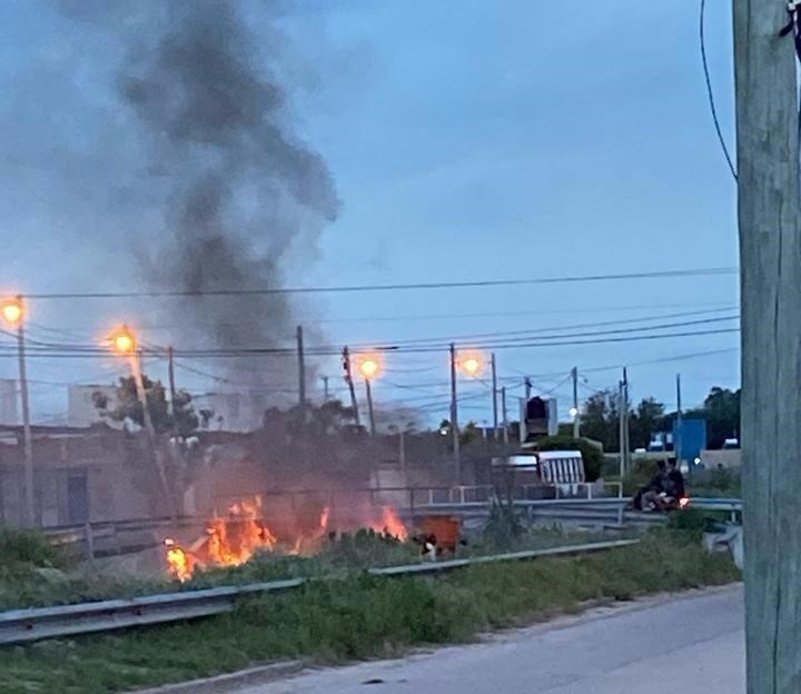 Preocupación por un incendio debajo del puente del Mamantula