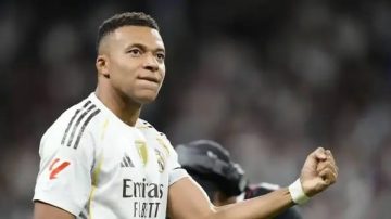 Mbappé arribó a Yeda y Xabi Alonso define si será titular en la final