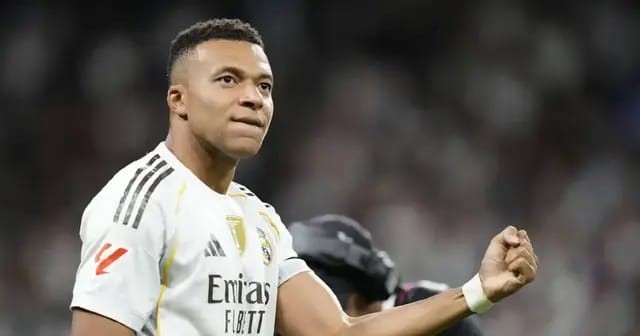 Mbappé arribó a Yeda y Xabi Alonso define si será titular en la final