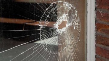 Vandalismo en el centro: destrozó cuatro vidrieras y fue capturado tras una persecución