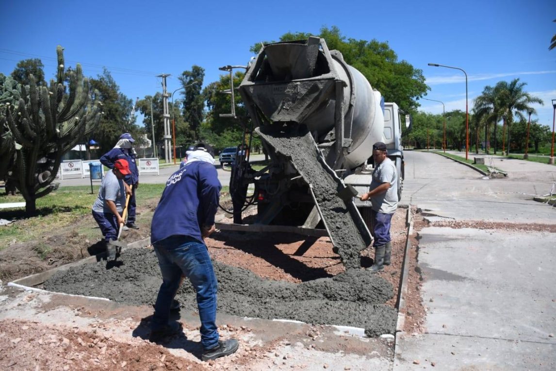 El calor extremo dañó el pavimento en la Costanera y la Municipalidad inició reparaciones de urgencia