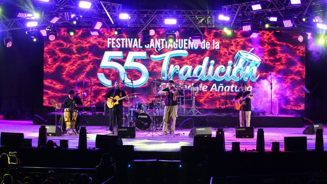 Cuarteto y música tradicional en la noche del Festival en Añatuya