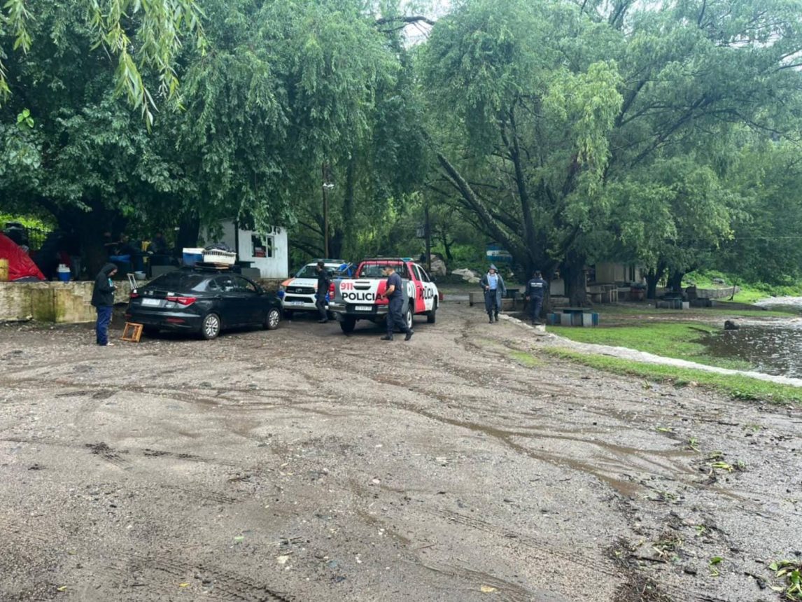 Dramático rescate: Seis familias santiagueñas fueron evacuadas tras la crecida del río en Catamarca