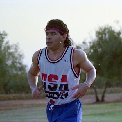 El video inédito de Maradona jugando al básquet en un partido solidario en Nápoles