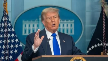 Trump amenaza con cobrar aranceles a países que vendan petróleo a Cuba