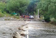 Dramático rescate: Seis familias santiagueñas fueron evacuadas tras la crecida del río en Catamarca