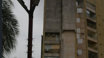 Vecinos de El Palomar instalaron barreras metálicas en postes de luz para evitar robos