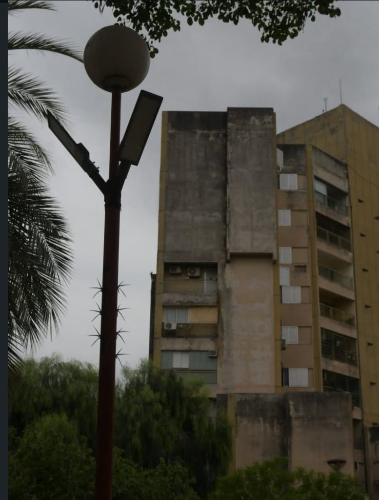 Vecinos de El Palomar instalaron barreras metálicas en postes de luz para evitar robos