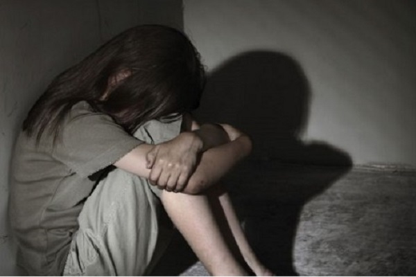 El drama de una niña que no puede regresar a Santiago por la libertad de su presunto abusador