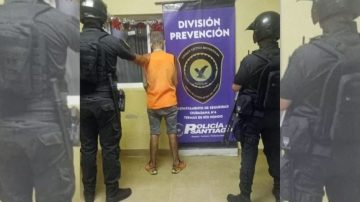 Transeúntes delataron a un delincuente cuando robaba dentro de un vehículo