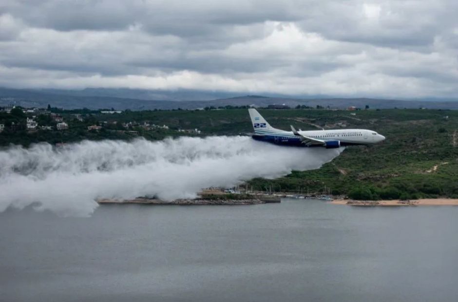 Desde Santiago a la Cordillera: el Boeing 737 FireLiner se suma para combatir el fuego en Chubut