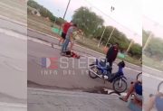 Monte Quemado: un motociclista herido tras chocar contra un auto frente a la Plaza del Bicentenario