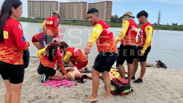 Operativo de emergencia en la Costanera Maradona tras el desvanecimiento de un hombre