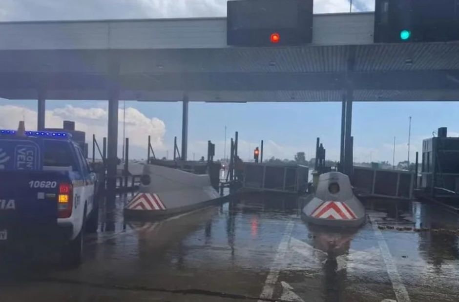 Tragedia en Córdoba: un temporal derribó las cabinas de peaje y murió un trabajador