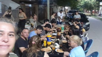 El “guiso del 1°”: la tradición solidaria de los hermanos Toloza que une a todo un barrio en La Banda