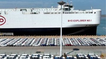 Arribó el “barco de la polémica” con el mayor cargamento de autos chinos de la historia