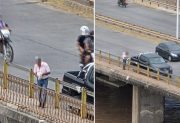 ¡Indignante! Detuvo su camioneta en el puente para tirar basura