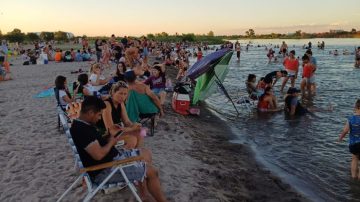 Tradición y alivio; como todos los años cientos de santiagueños recibieron el 2026 en el río Dulce