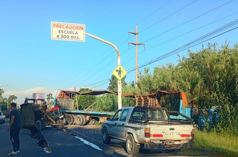 Camión impactó contra un tractor y terminó incrustado en una vivienda