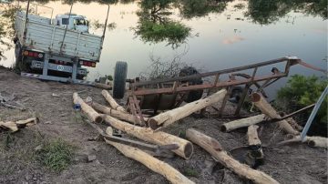 Accidente y milagro en la Ruta 92: un camión cayó al río tras chocar con un tráiler de postes