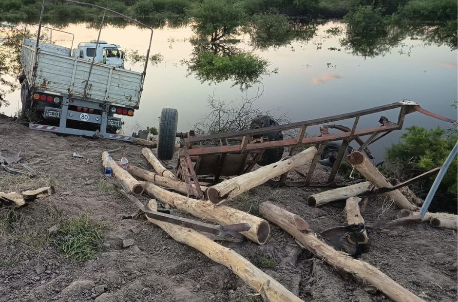 Accidente y milagro en la Ruta 92: un camión cayó al río tras chocar con un tráiler de postes