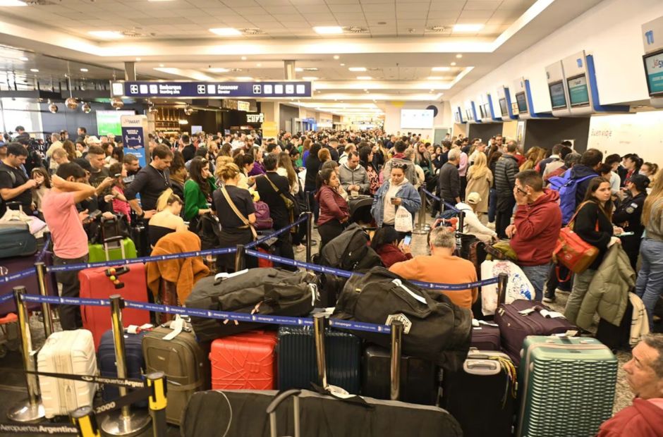Caos en Aeroparque: Más de 90 vuelos demorados y cancelaciones en pleno éxodo de vacaciones