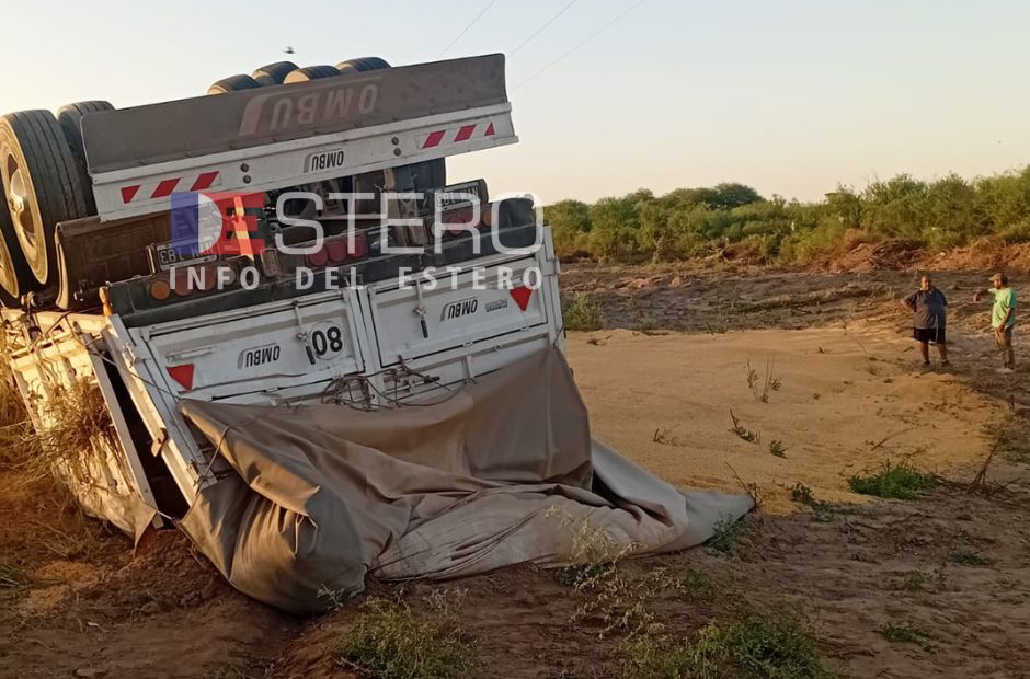 Impactante vuelco de un acoplado cargado con maíz en la Ruta Provincial N° 21