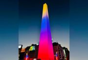 El Obelisco se iluminó con los colores de Venezuela en un gesto de apoyo y miles se congregaron en la zona