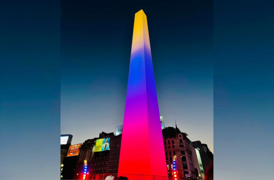 El Obelisco se iluminó con los colores de Venezuela en un gesto de apoyo y miles se congregaron en la zona