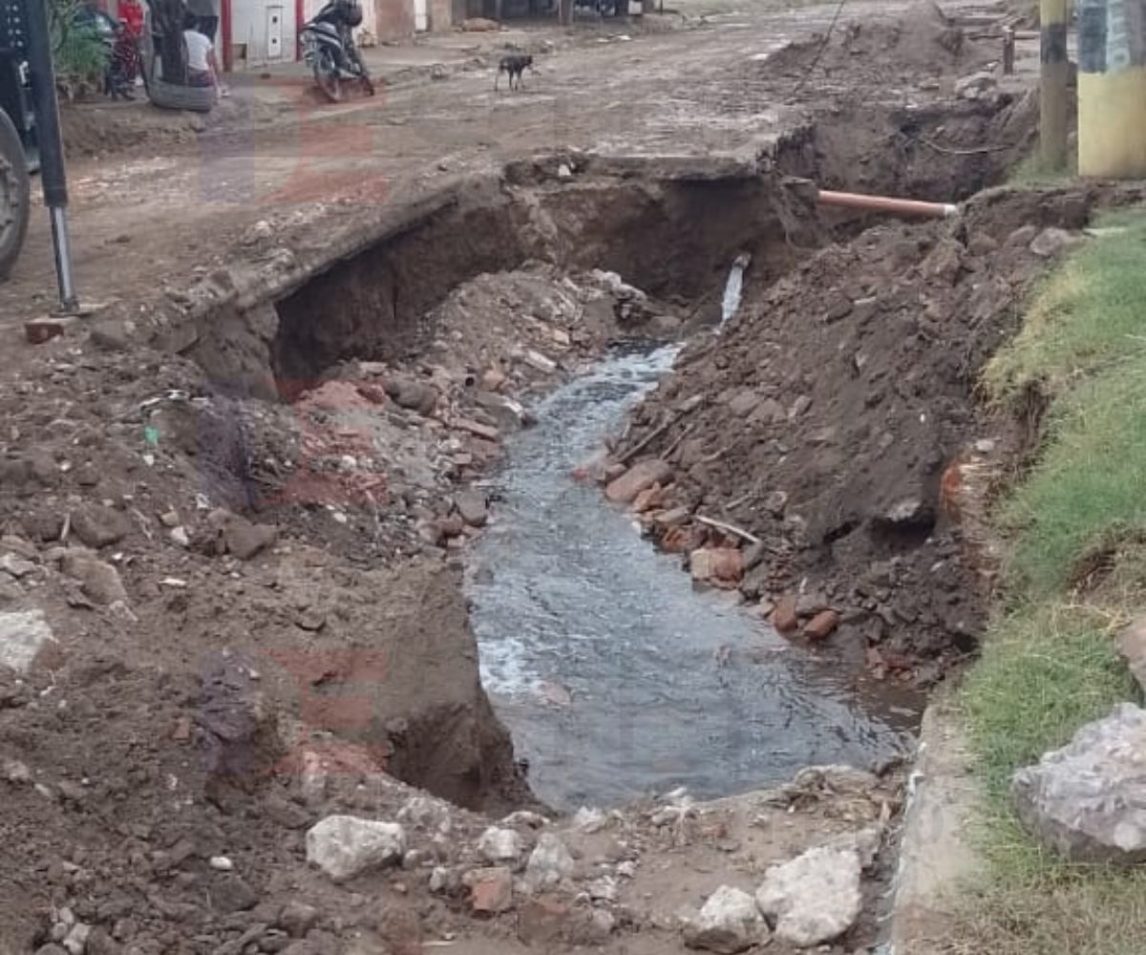 B° 8 de Abril: vecinos denuncian que hay una “cloaca a cielo abierto” tras la explosión de un caño