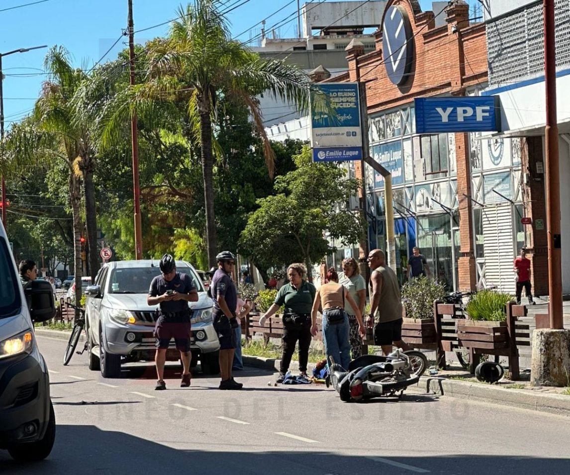Hospitalizaron a una motociclista que se accidentó en plena Av. Belgrano