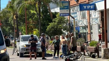 Hospitalizaron a una motociclista que se accidentó en plena Av. Belgrano