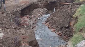 B° 8 de Abril: vecinos denuncian que hay una “cloaca a cielo abierto” tras la explosión de un caño