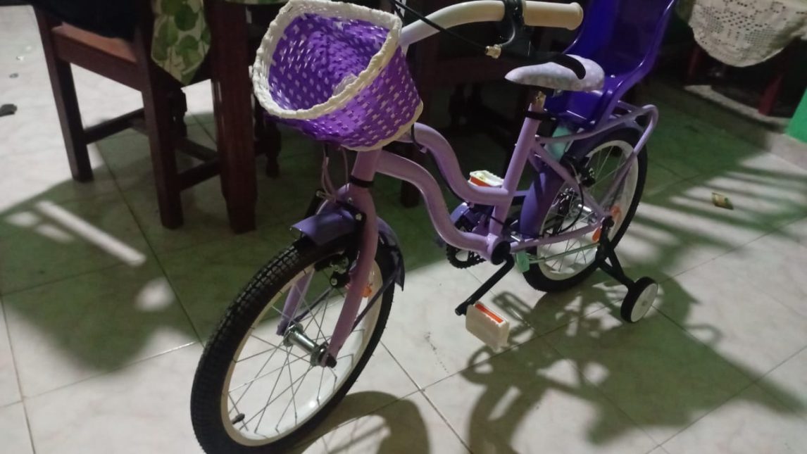 Entró al súper, le abrieron el auto y le robaron los regalos que dejó Papá Noel a sus hijos