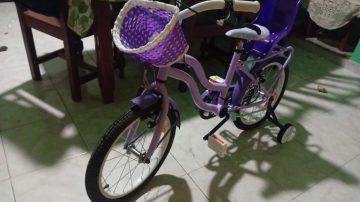 Entró al súper, le abrieron el auto y le robaron los regalos que dejó Papá Noel a sus hijos