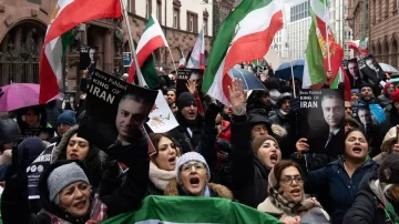 Irán está abierta para negociar, pero también para la guerra, afirma el régimen