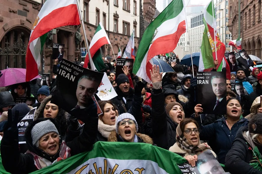 Irán está abierta para negociar, pero también para la guerra, afirma el régimen