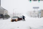 Estados Unidos bajo el hielo: casi 10.000 vuelos cancelados por historica tormenta invernal