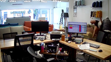 VIDEO | Se hizo pasar por cliente, ingresó a robar en un local y golpeó a la empleada que pedía auxilio a gritos