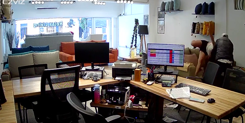 VIDEO | Se hizo pasar por cliente, ingresó a robar en un local y golpeó a la empleada que pedía auxilio a gritos