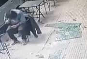 VIDEO | Se desprendió el vidrio de un balcón y le cayó en la cabeza a un hombre que comía en un bar